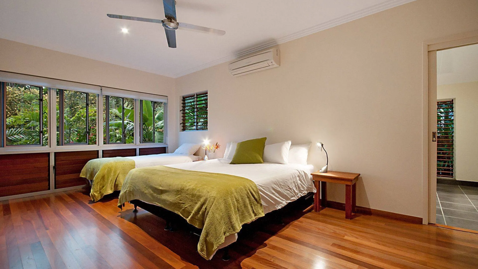 Twin bedroom with ceiling fan