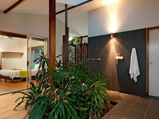 Ensuite with an indoor garden and outdoor shower