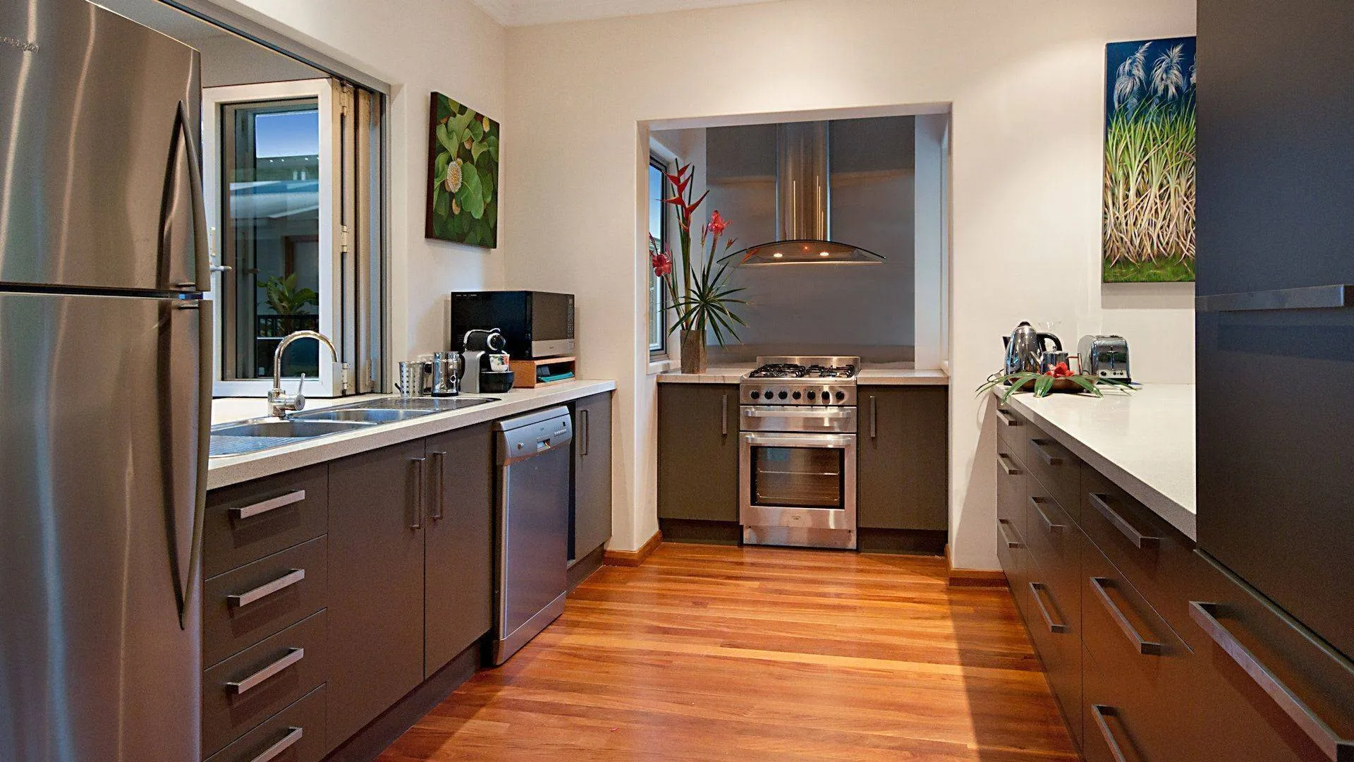 Fully equipped kitchen with gas cooktop